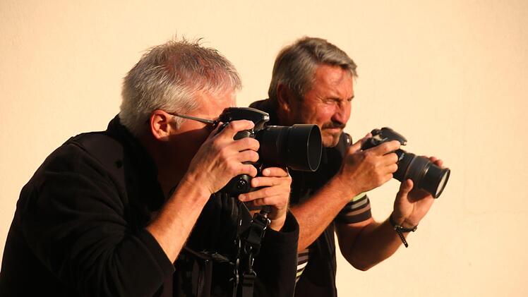 Robert Geisel (links) und Karl-Heinz Schütz beim FotografierenMatthias Einwag
