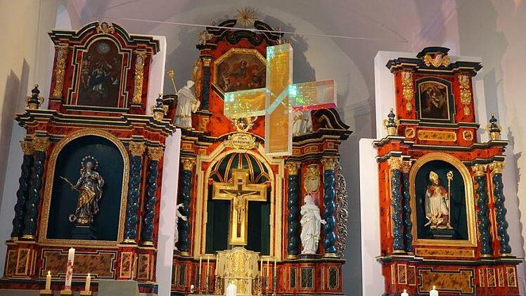 Faszinierend und immer wieder im wechselnden Licht  - so präsentiert sich das Lichtkreuz von Ludger Hinse in der Wallfahrtskirche am Volkersberg. Foto: Marion Eckert