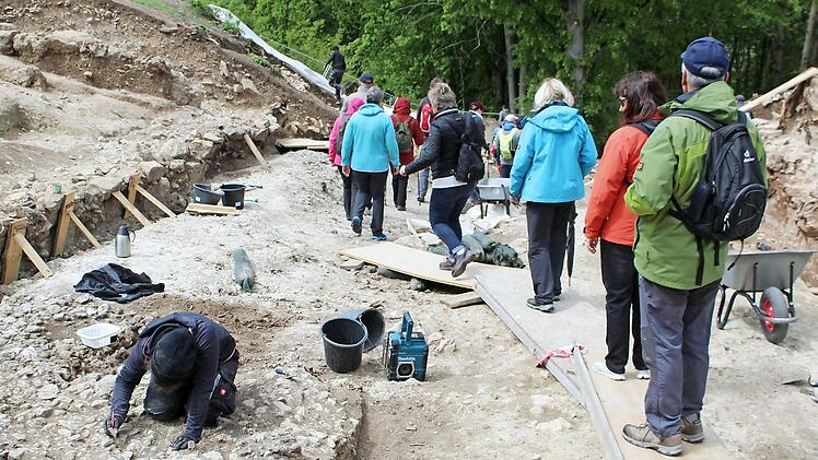 Die einen arbeiten, die andern wandern. Die Genusswanderung führte auch durch die Ausgrabungsstätte am Staffelberg.  Fotos: Markus Häggberg