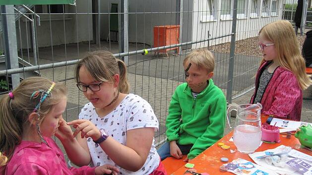 Jule (von links) , Leni, Michel und Emelie beim KinderschminkenMonika Sch&uuml;tz