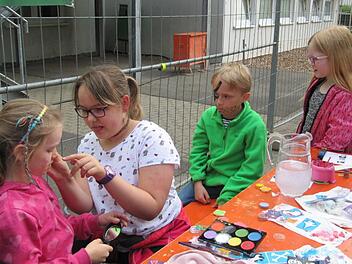 Jule (von links) , Leni, Michel und Emelie beim KinderschminkenMonika Schütz