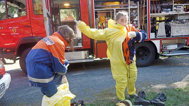 Schleunigst Schutzkleidung anziehen bei der M&ouml;glichkeit von Gefahrengutladung im verungl&uuml;ckten Fahrzeug. Foto: Doris Weidner
