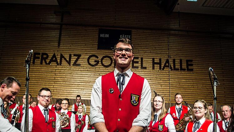 Mitreißender Auftritt: Beim Weihnachtskonzert beeindruckten das Jugendorchester und der Musikverein Stadt Rödental in der fast ausverkauften Franz-Goebel-Halle.Foto: Jochen Berger