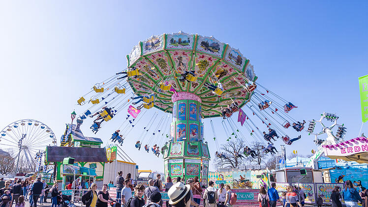 Nach zwei Jahren Corona-Pause: Erstes Volksfest in Bayern eröffnet