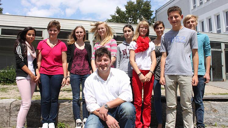 Wolfgang Cayé mit einigen der insgesamt 117 Neuntklässler, die ein Praktikum gemacht haben. Fotos: Christian Bauriedel