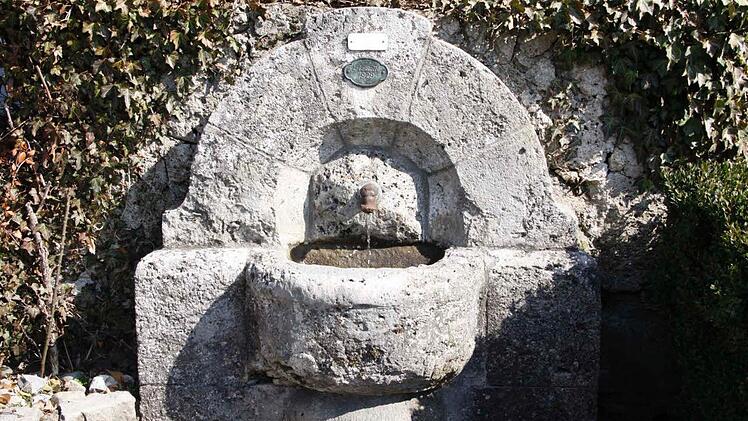 Der Lieselottenbrunnen wurde 1929 von Hans Hertlein an der Stelle erbaut, an der Jean Pauls "Rosensonne" stand.