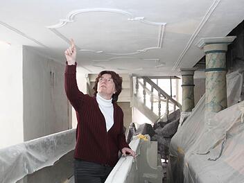 Pfarrerin Matt-Fröhlich erklärt, wie das mit dem Quark in der Decke der Harsdorfer Kirche ist.  Fotos: Sebastian Martin