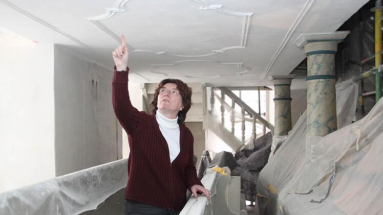 Pfarrerin Matt-Fröhlich erklärt, wie das mit dem Quark in der Decke der Harsdorfer Kirche ist.  Fotos: Sebastian Martin