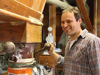 Ludwig Lippert ist Müllermeister in der Schaubmühle in Volkach. Am Pfingstmontag öffnet er die Mühle für Besucher. Fotos: Carmen Schmitt
