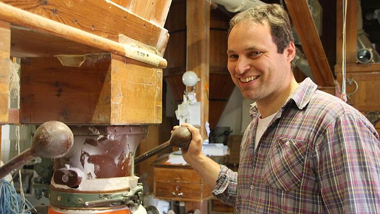 Ludwig Lippert ist Müllermeister in der Schaubmühle in Volkach. Am Pfingstmontag öffnet er die Mühle für Besucher. Fotos: Carmen Schmitt