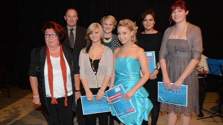 Die Friseurinnen mit Innungs-Obermeisterin und stellvertretender Kreishandwerksmeisterin Edith Wunder (links) und Prüfungsausschussvorsitzendem Konrad Schank