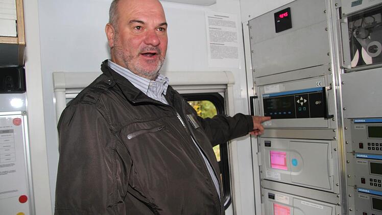 Der Feinstaubmesswagen wird für Stichproben verwendet, erklärt Ralf Holzmann. In Steinenhausen zeigt das Messgerät 0,0 Belastung an - die Luft ist rein.