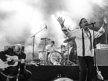 Die "Pretty Things" haben es (noch) drauf. Dick Taylor (links) und Phily May (rechts), am Schlagzeug der junge Jack Greenwood . Foto: Barbara Herbst