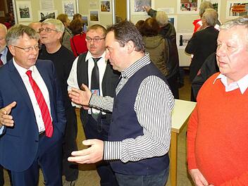 Nach dem Betrachten der Fotoausstellung unterhielten sich Saale-Orla-Kreis-Landrat Thomas Fügmann (Zweiter von links) und die Bürgermeister Jan Schübel aus Wurzbach, Michael Pöhnlein aus Nordhalben sowie Thomas Weigelt aus Bad Lobenstein (Vierter, Fünfter und Sechster von links) über das damalige Geschehen.  Foto: Norbert Neugebauer