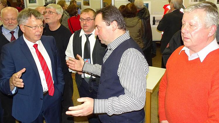 Nach dem Betrachten der Fotoausstellung unterhielten sich Saale-Orla-Kreis-Landrat Thomas Fügmann (Zweiter von links) und die Bürgermeister Jan Schübel aus Wurzbach, Michael Pöhnlein aus Nordhalben sowie Thomas Weigelt aus Bad Lobenstein (Vierter, Fünfter und Sechster von links) über das damalige Geschehen.  Foto: Norbert Neugebauer