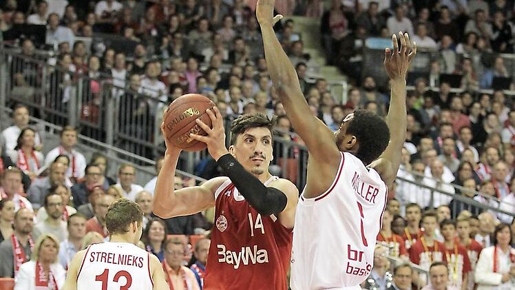 Darius Miller (r.) versperrt dem Münchner Nihad Djedovic den Weg zum Korb.