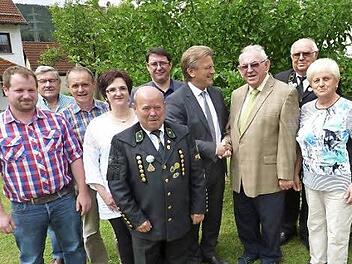 Der Ehrenvorsitzende des Heimat- und Trachtenvereins Haig, Manfred Däumer, wurde mit Glückwünschen überhäuft. Foto: Gerd Fleischmann