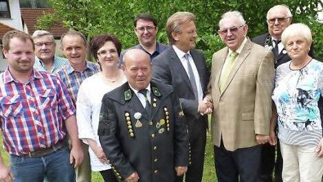 Der Ehrenvorsitzende des Heimat- und Trachtenvereins Haig, Manfred Däumer, wurde mit Glückwünschen überhäuft. Foto: Gerd Fleischmann