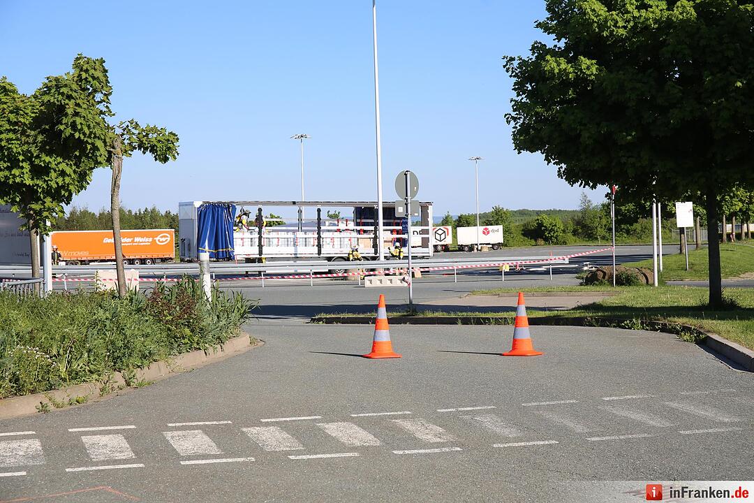 Explosionsgefahr im Kreis Hof: Aufgeheizter Gefahrguttransporter droht zu explodieren