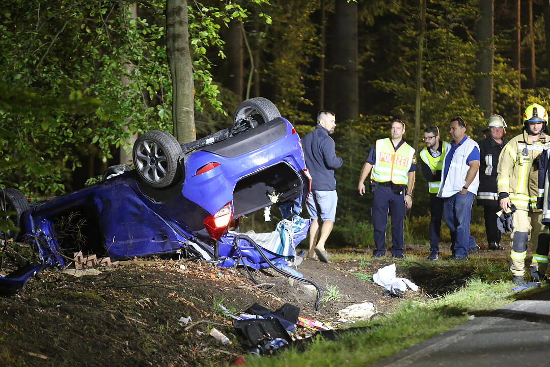 Auto überschlägt sich im Kreis Bayreuth – zwei junge Frauen sterben