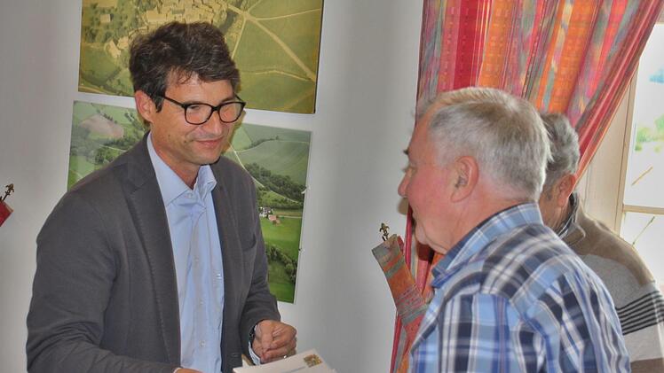 Dankesurkunden gab es vom Vorsitzenden der TG Gleusdorf, Andreas Kaiser (links), hier an Alfred Brockard. Foto: Helmut Will