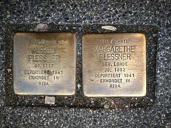 Zwei der  über 100 Stolpersteine, die laut einer Auflistung von Wikipedia in Coburg verlegt sind. Sie erinnern an jüdische Opfer des Nationalsozialismus, aber auch an politisch Verfolgte und Menschen, die Widerstand leisteten. Foto: Simone Bastian