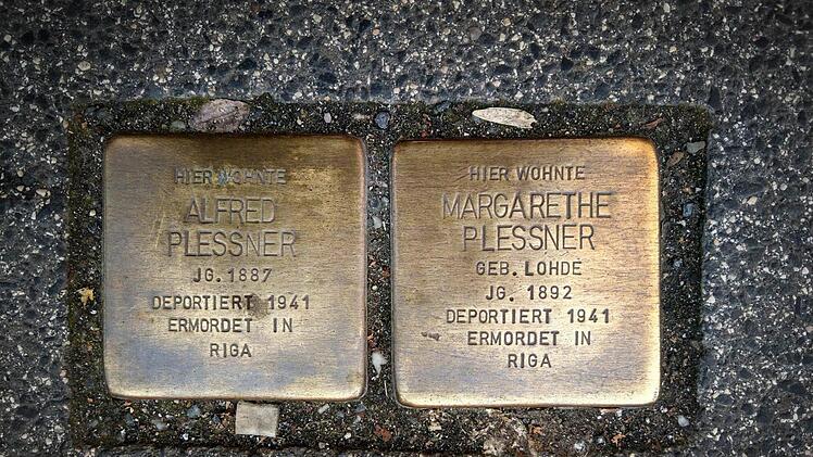 Zwei der  über 100 Stolpersteine, die laut einer Auflistung von Wikipedia in Coburg verlegt sind. Sie erinnern an jüdische Opfer des Nationalsozialismus, aber auch an politisch Verfolgte und Menschen, die Widerstand leisteten. Foto: Simone Bastian