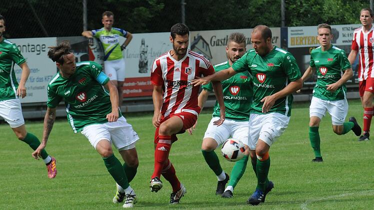 Nahm es auch mit mehreren Schweinfurtern auf: Simon Häcker (links), früher selbst in Diensten des FC 05.ssp