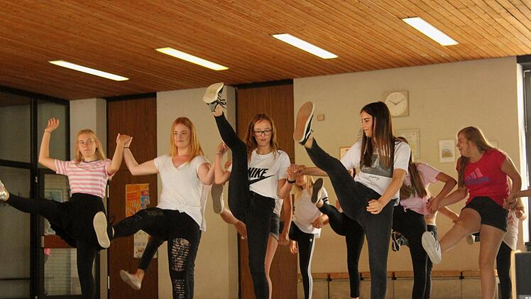 Die 7./8. Klasse erfreute bei der Abschlussfeier der Mittelschule Maroldsweisach mit der Darbietung eines Tanzes.Günther Geiling