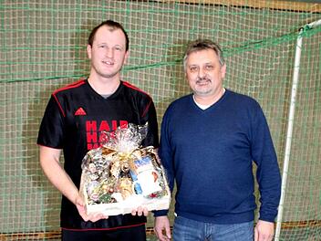 Christian Wich (links) erhielt bei der Michelauer Ortsmeisterschaft einen Geschenkkorb vom FCS-Vorsitzenden Jürgen Spitzenberger.  Foto: Horst Habermann