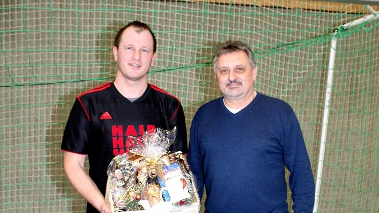 Christian Wich (links) erhielt bei der Michelauer Ortsmeisterschaft einen Geschenkkorb vom FCS-Vorsitzenden Jürgen Spitzenberger.  Foto: Horst Habermann