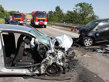 Mit gro&szlig;er Wucht waren der Mercedes (rechts) und der Golf zusammengesto&szlig;en. Die drei Insassen wurden erheblich verletzt.  Michael Will/BRK