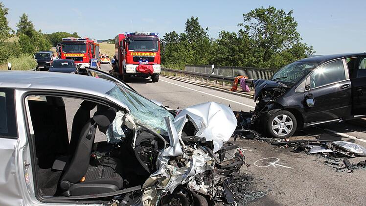 Mit gro&szlig;er Wucht waren der Mercedes (rechts) und der Golf zusammengesto&szlig;en. Die drei Insassen wurden erheblich verletzt.  Michael Will/BRK
