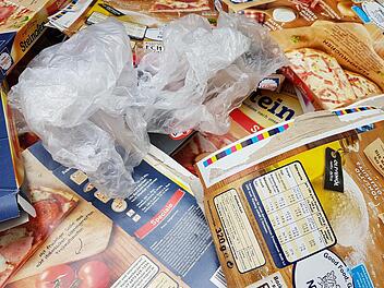 Fertigpizza bedeutet erst einmal auch Verpackungsmüll. Wie sie sich sonst gegen eine  selbstgemachte Pizza  schlägt,  erfahren Besucher beim Markt der Möglichkeiten. Foto: Elisabeth Assmann