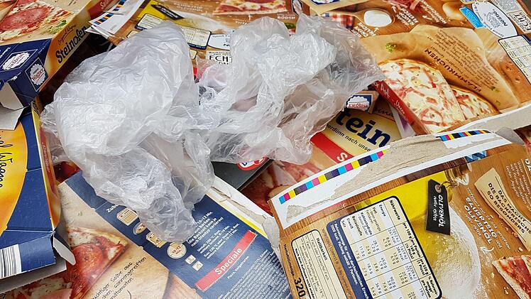 Fertigpizza bedeutet erst einmal auch Verpackungsmüll. Wie sie sich sonst gegen eine  selbstgemachte Pizza  schlägt,  erfahren Besucher beim Markt der Möglichkeiten. Foto: Elisabeth Assmann