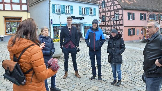 Birgit Schaufler (links) informiert Streikwillige über die Absage der Veranstaltung.  Foto: Bernhard Panzer