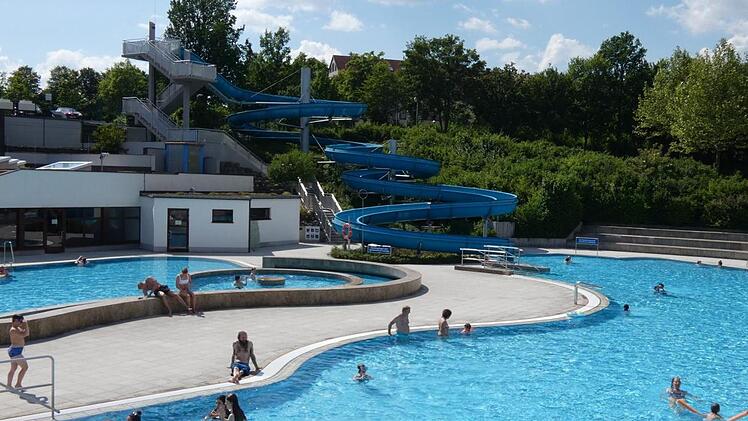 Wie hier im Ha&szlig;furter Freibad verlief das Test-Wochenende auch in den anderen B&auml;dern im Landkreis reibungslos.