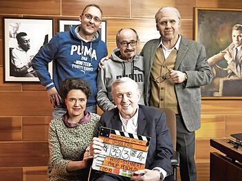 Bei den Dreharbeiten zum ARD-Zweiteiler „Die Dasslers – Pioniere, Brüder und Rivalen“ im Jahr 2017: Treffen mit den Schauspielern in einem im Studio in Prag nachgestellten Büro von Puma-Gründer Rudolf Dassler, der auf dem Foto an der Wand zu sehen ist (hinten von links): Puma-Pressesprecher Ulf Santjer, Helmut Fischer und Rudolf-Dassler-Darsteller Hanno Koffler mit Hannah Herzsprung und Horst Widmann (vorne).