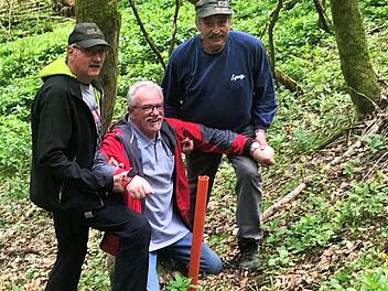 Der Wildfleckener Gemeinderat Walter Rüttiger wurde beim Grenzgang von Paul Gundelach und Christian Breitenbach auf einem Drei-Märker-Grenzstein "gestaucht".