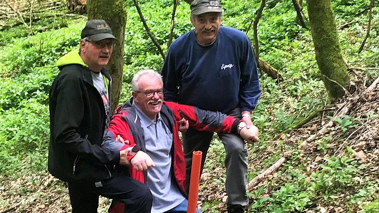 Der Wildfleckener Gemeinderat Walter Rüttiger wurde beim Grenzgang von Paul Gundelach und Christian Breitenbach auf einem Drei-Märker-Grenzstein "gestaucht".