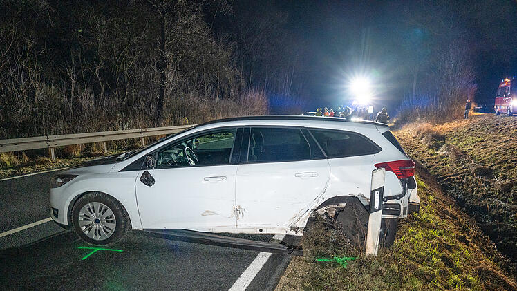 B303 im Kreis Coburg: Mehrere Verletzte bei Unfall - Bundesstraße stundenlang gesperrt