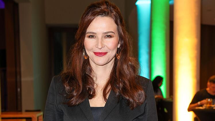 Katrin Bauerfeind l&auml;dt zum Comedy-Jahresr&uuml;ckblick zahlreiche prominente G&auml;ste ein.