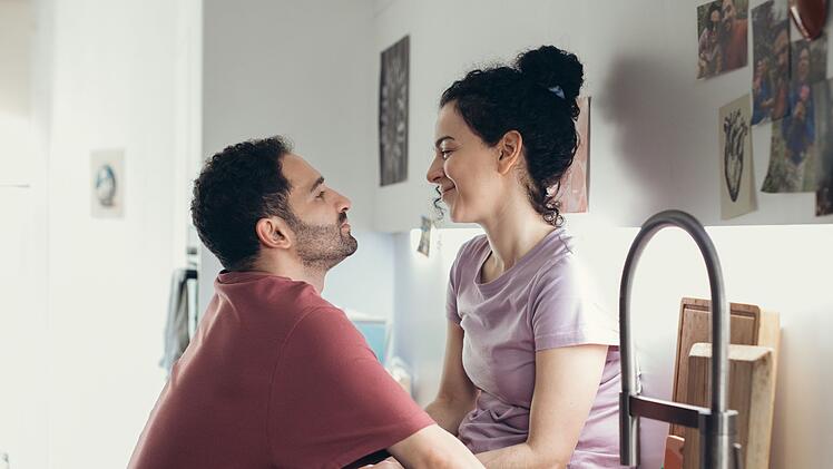 In der Beziehung von Hebamame Nalan (Mariam Hage) und ihrem Freund David (Hassan Akkouch) kriselt es, seit Nalan ihr Baby verloren hat. Werden sie es noch einmal versuchen, ihren Traum vom eigenen Kind zu verwirklichen? Sie denken &uuml;ber eine k&uuml;nstliche Befruchtung nach, die jedoch nicht nur anstrengend f&uuml;r die Frau ist, sondern auch ziemlich teuer, vor allem f&uuml;r unverheiratete Paare.