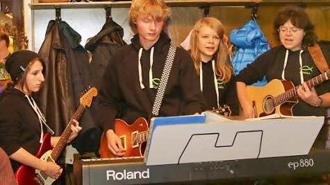 Die Jugendband lobt den Herrn mit E-Gitarre und Keyboad.