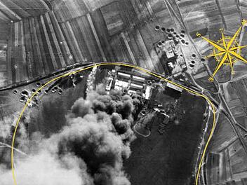 Ein einmaliges Bilddokument zeigt das Bombardement des Bamberger Flugplatzes im April 1945. Im westlichen Teil des Flugplatzes sind viele Bombentrichter zu erkennen.    Luftbilddatenbank Dr. Carls GmbH