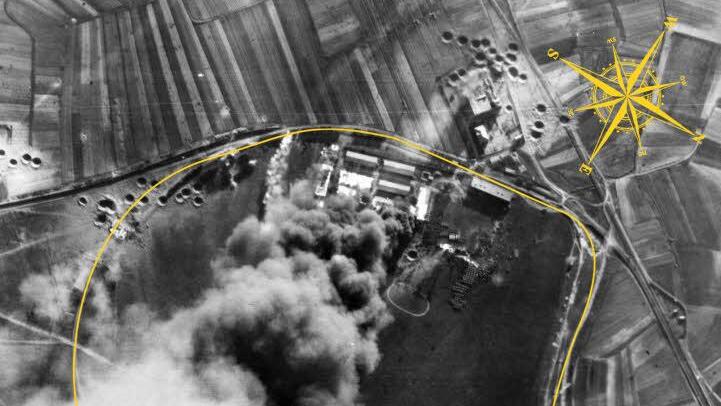 Ein einmaliges Bilddokument zeigt das Bombardement des Bamberger Flugplatzes im April 1945. Im westlichen Teil des Flugplatzes sind viele Bombentrichter zu erkennen.    Luftbilddatenbank Dr. Carls GmbH