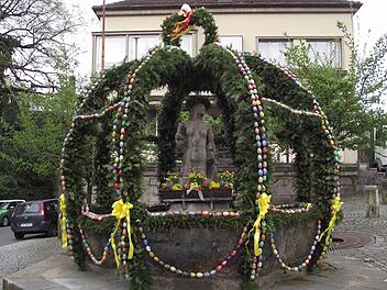 Ein Schmuckstück ist der Osterbrunnen in Weißenbrunn. Foto: Dieter Wolf