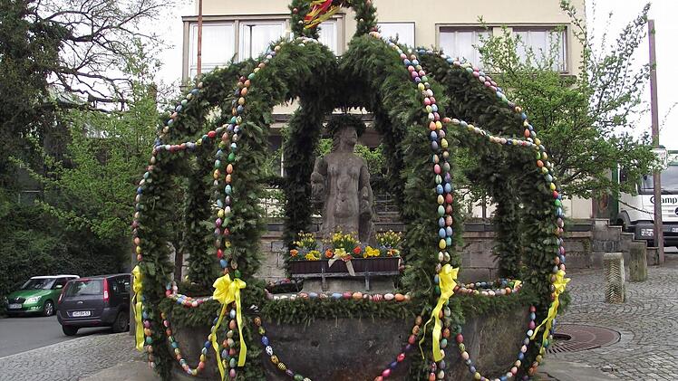 Ein Schmuckstück ist der Osterbrunnen in Weißenbrunn. Foto: Dieter Wolf