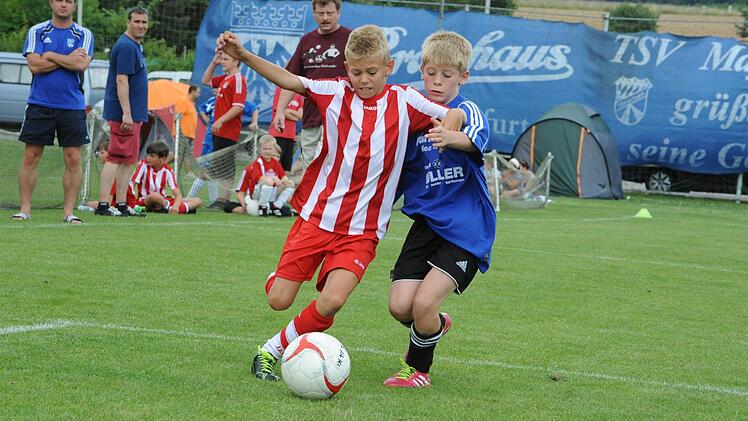 Szene aus der U-11-Begegnung des TSV Maßbach (in rot-weiß) gegen Schwebheim.