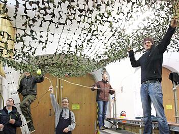 Die Mitglieder des Stammtisches "Kübelspritze" genießen nicht nur die Geselligkeit, auch wenn es etwas zum Anpacken gibt, sind sie jedes Mal mit dabei, wie hier bei den Vorbereitungen der Plattenparty. Foto: Heike Beudert